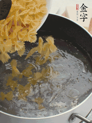 蝴蝶面加橄欖油煮熟；豌豆焯水30秒。