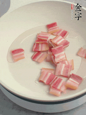 鍋中少許油，金字淡咸肉煸香。