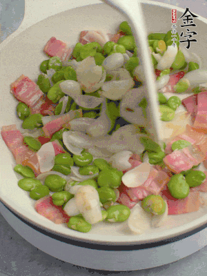 放蠶豆豆瓣、百合炒勻。