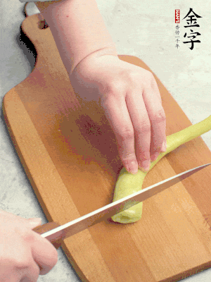 蔥切段，姜切絲，辣椒斜切成塊。