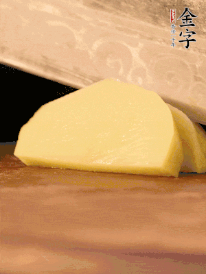 土豆去皮切丁。水開后，放入鍋中煮2-3分鐘，撈出瀝干水分。