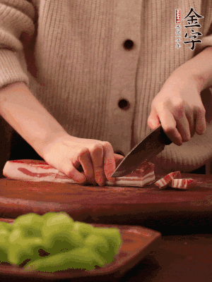 金字淡咸肉切片，冷水入鍋，加姜片、料酒略焯水。同步，五花肉切塊焯水。