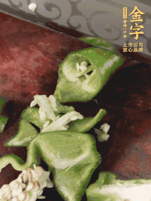 辣椒洗凈斜切成段，蒜切片。