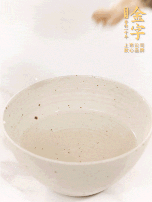 羊肚菌流水洗凈2遍后，溫水泡發(fā)15-20分鐘。