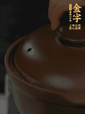 雞、火腿、姜片一起放入砂鍋中，大火轉(zhuǎn)小火燉2小時(shí)。