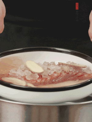 置于盤中，加冰糖100g、黃酒100g、水200g，上鍋蒸20分鐘。