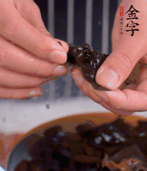 木耳冷水泡發(fā)，處理成小塊。（如果是小木耳就不用切了）