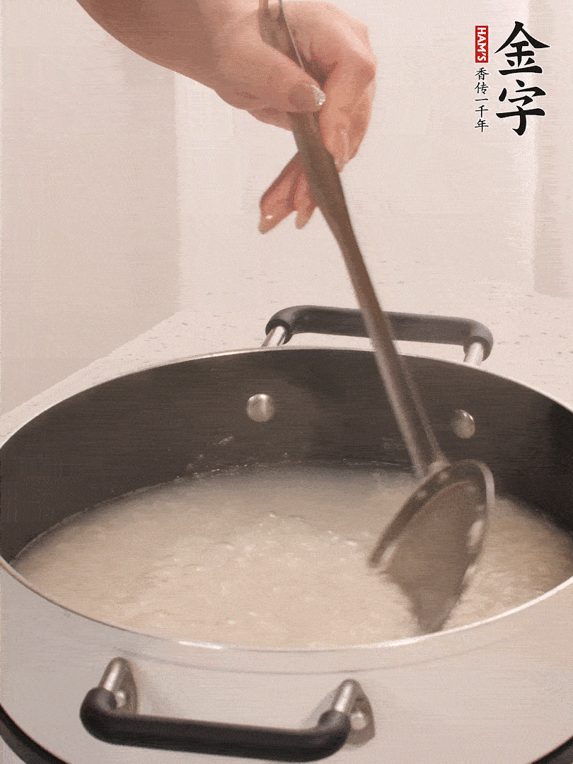 香菇、土豆、胡蘿卜、金字土香腸切小塊。