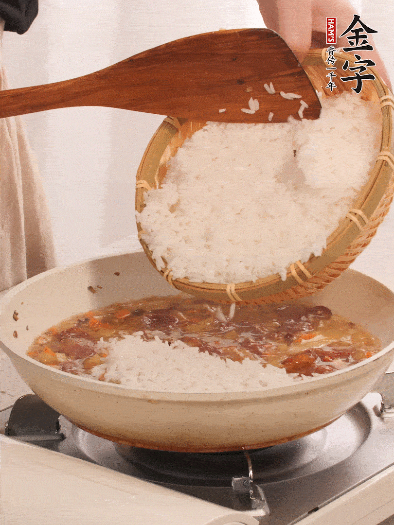 熱鍋燒油，香腸煸出油，加姜片去腥，加土豆、胡蘿卜、香菇翻炒到半熟，隨后加豆角、2小勺鹽、1大勺生抽，煸炒均勻。