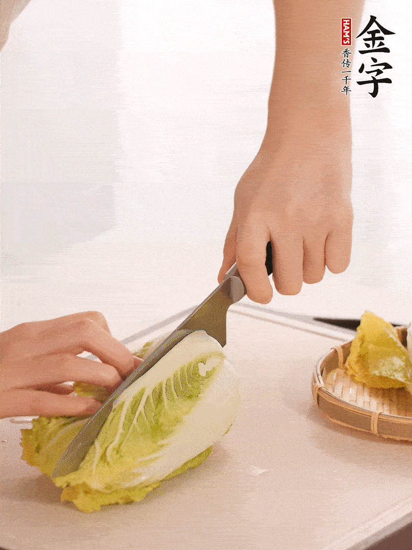 生姜切末，白菜改刀成成塊。
