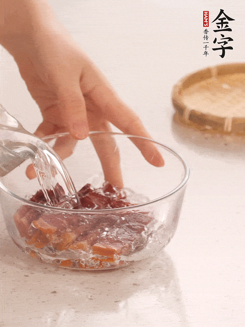 金字火腿切片，溫水泡5分鐘。