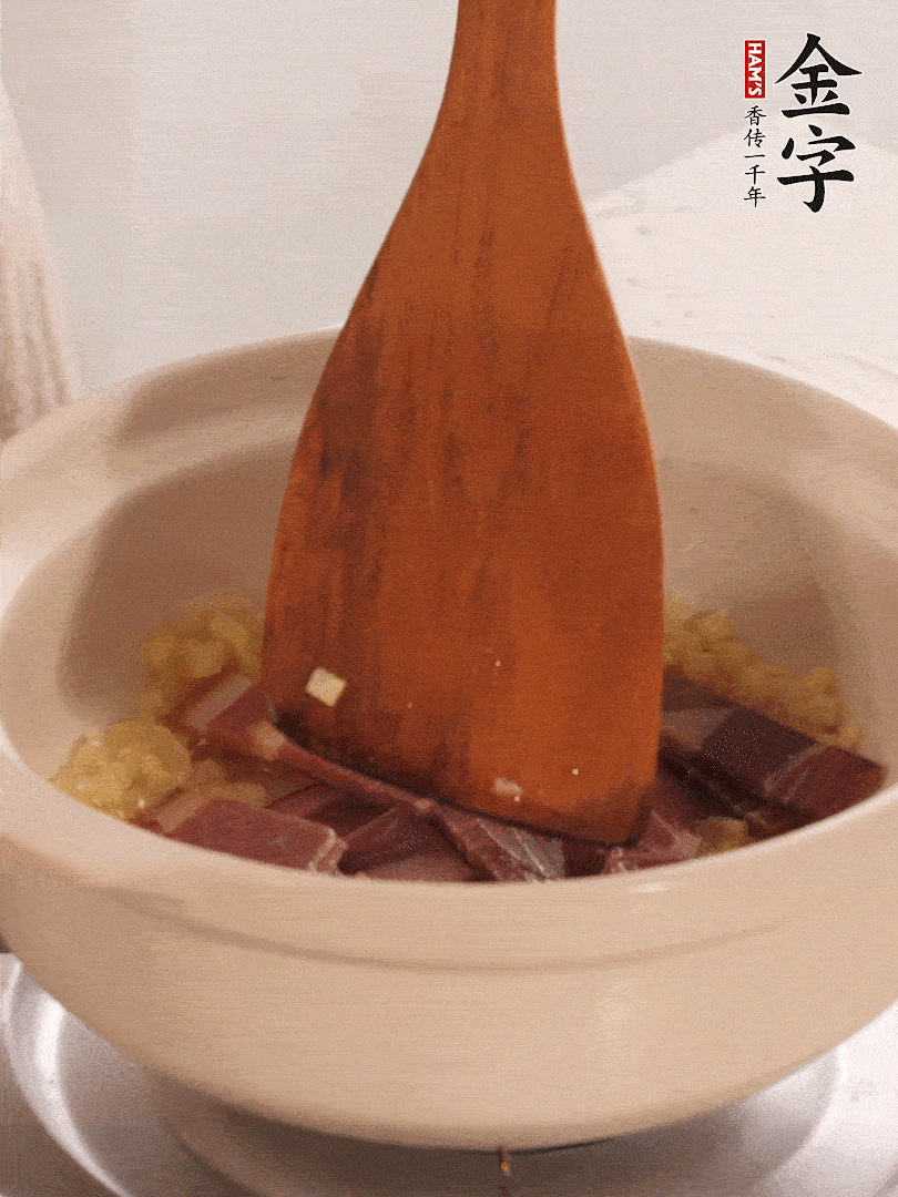 加熱水，加入白菜蓋上蓋子煨煮3分鐘。
