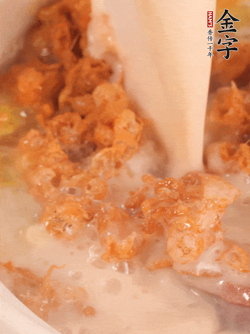 加入蛋酥再煨煮2分鐘，加入豆?jié){。