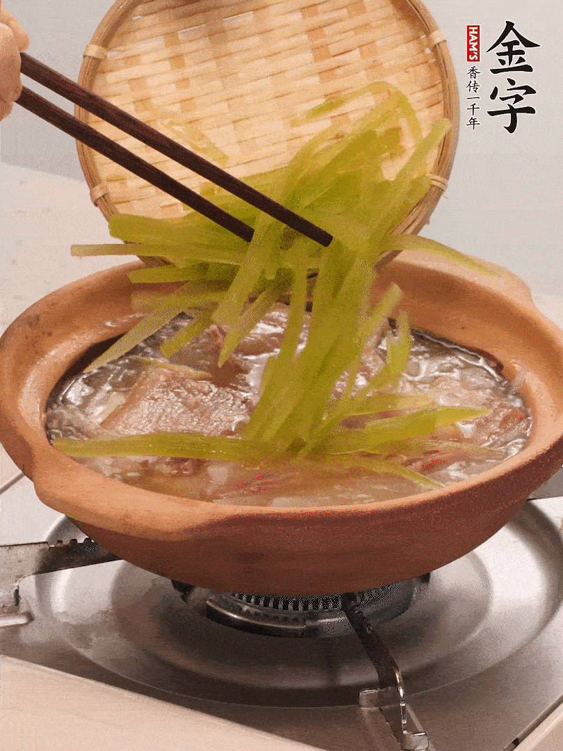 倒入熱水煮開后，轉(zhuǎn)小火燉煮10分鐘，呈奶白色湯底。