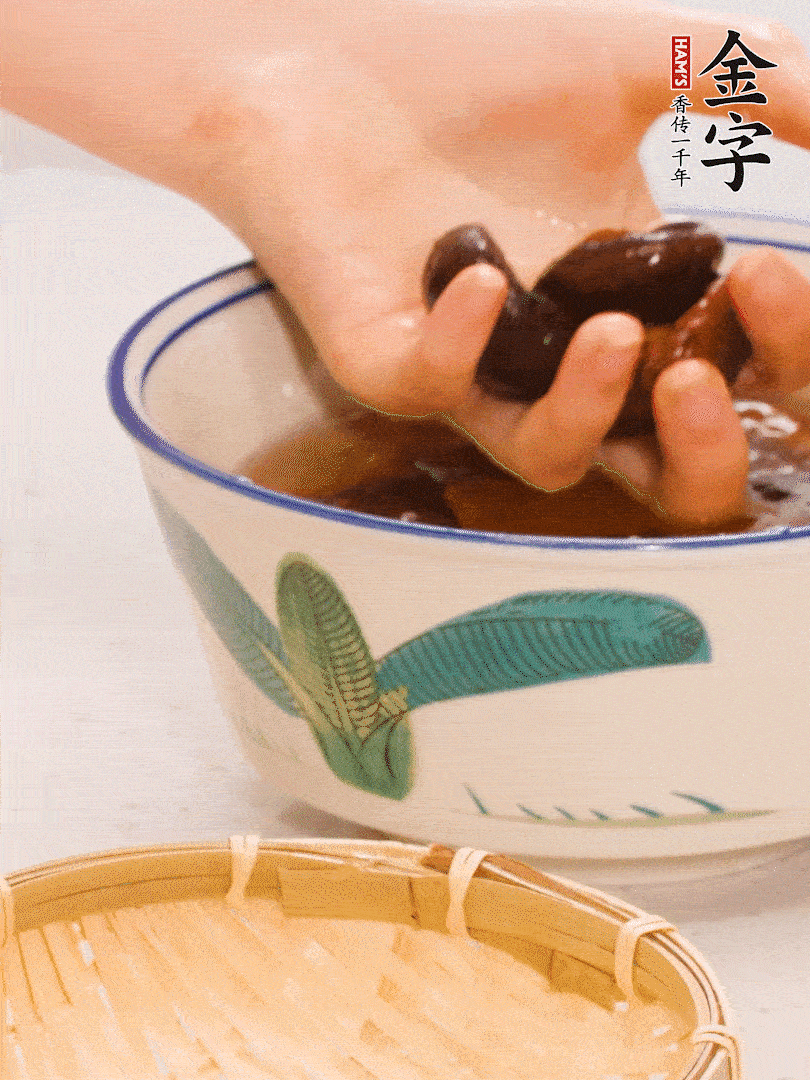 干香菇提前泡發(fā)切片，泡香菇水留著備用。