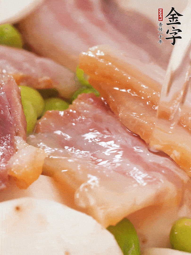 倒入芋艿、熟毛豆，翻炒均勻，加1小碗水煮開