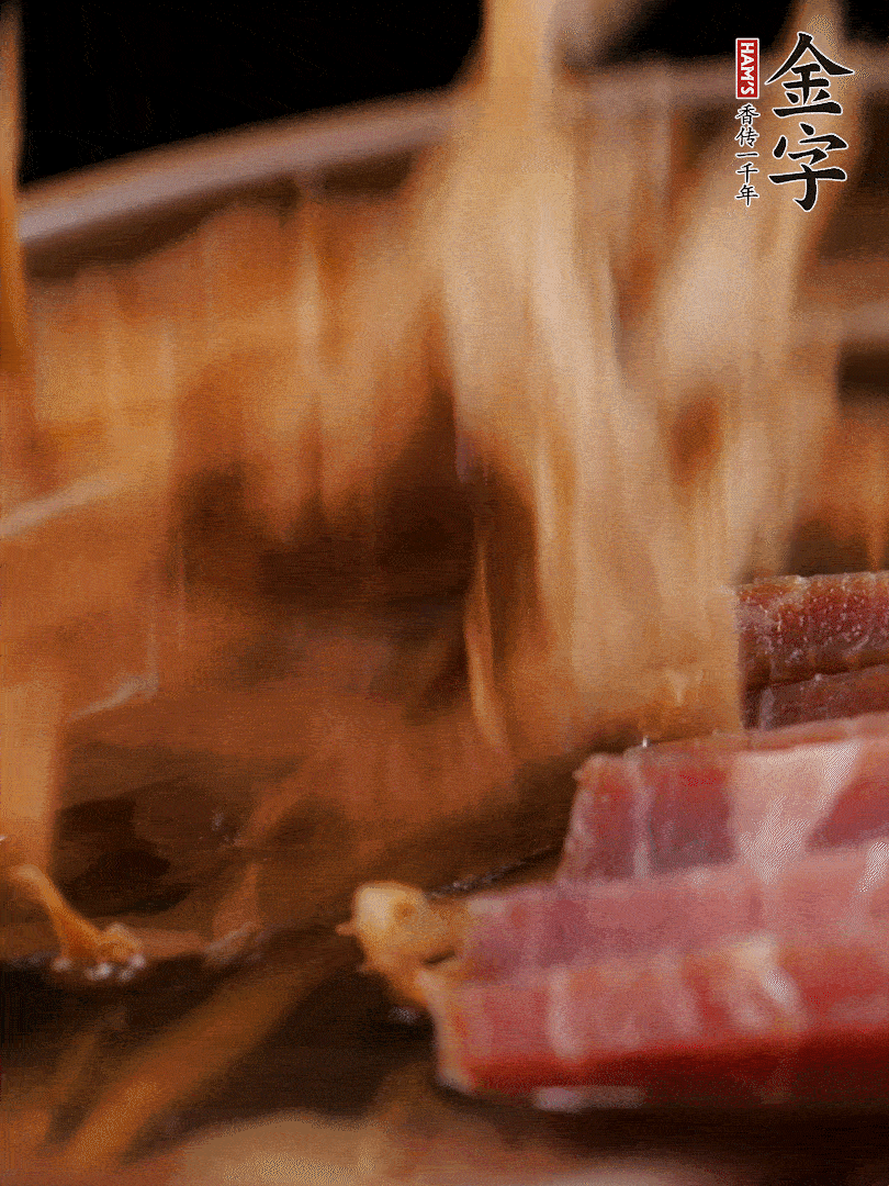 大筒骨、金字火腿、姜片、黃酒一起放入砂鍋，加筍干燉煮40分鐘。（如果家里有高壓鍋，用高壓鍋把高湯壓出來更鮮濃。）