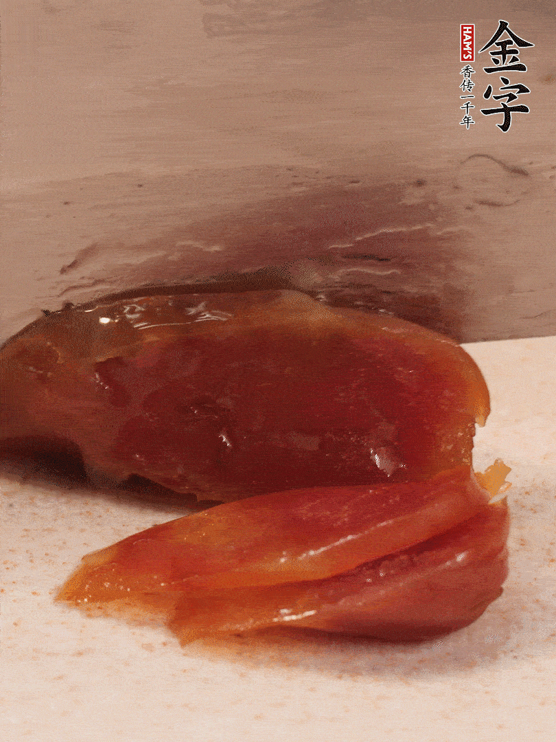 臘腸煮熟后，切薄片
