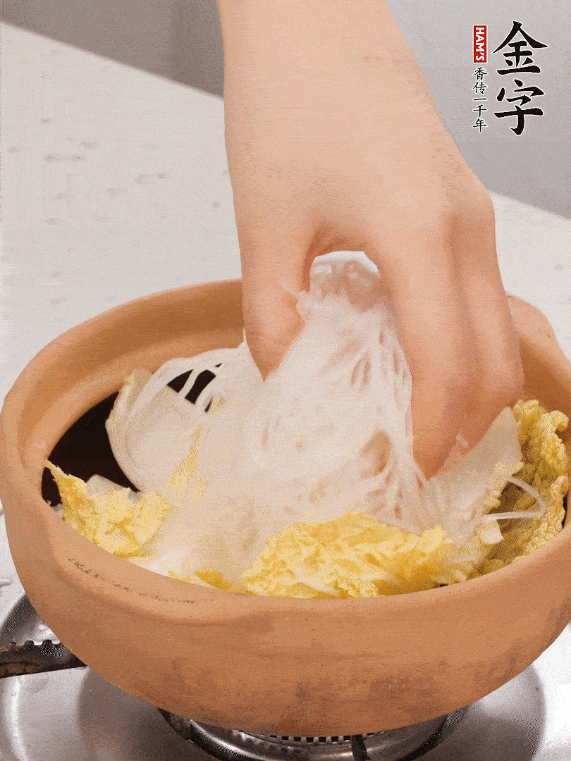 放入提前泡軟的粉絲，蓋上蒜蓉醬汁
