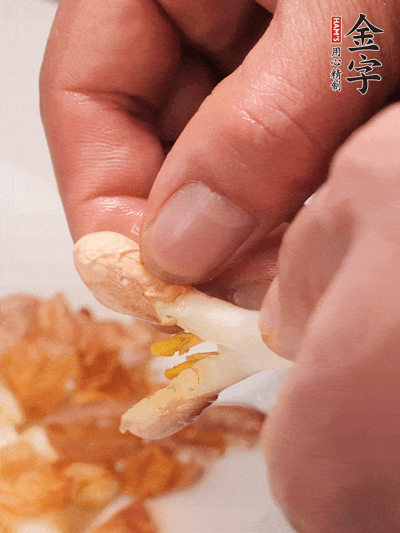 花生芽切段。開水焯水1分鐘，去掉頂部的花生皮