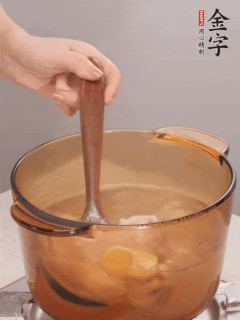 鴨腿冷水下鍋，加姜片、料酒焯水