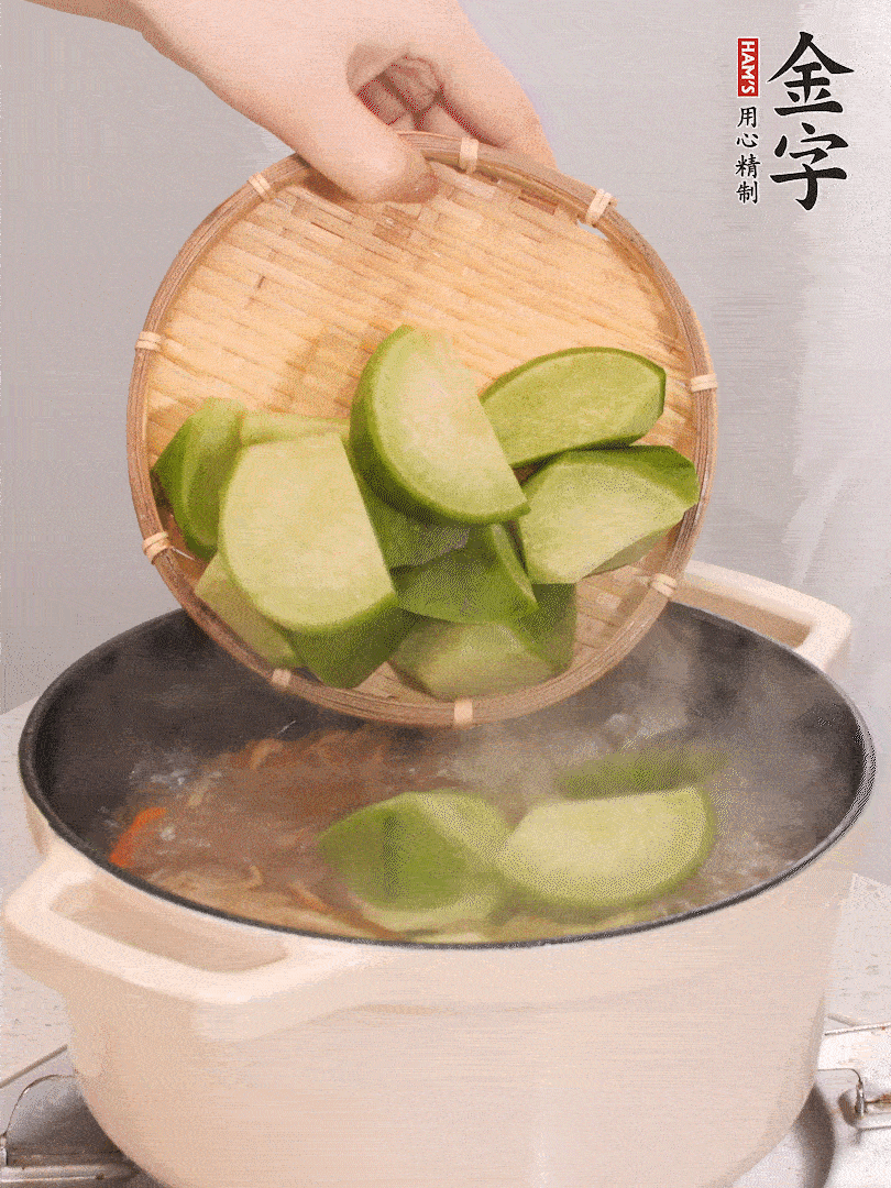 加入青、紅蘿卜再煲半小時。