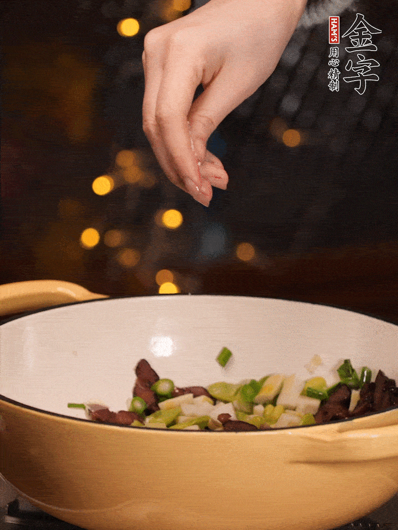 可以加點點水，再加菜苔，加點鹽、味精調(diào)味