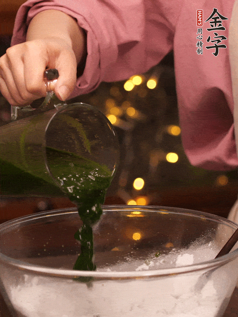 清明粿粉，分次加艾草泥，加點(diǎn)油揉2分鐘
