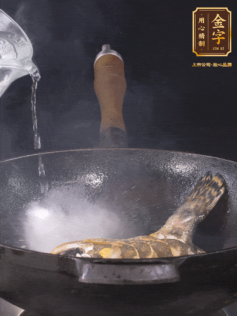 倒入適量食用油，待鍋燒熱后下桂魚(yú)煎大約2-3分鐘至兩面金黃（一定要煎透，這樣做出來(lái)的湯才會(huì)比較奶白色）