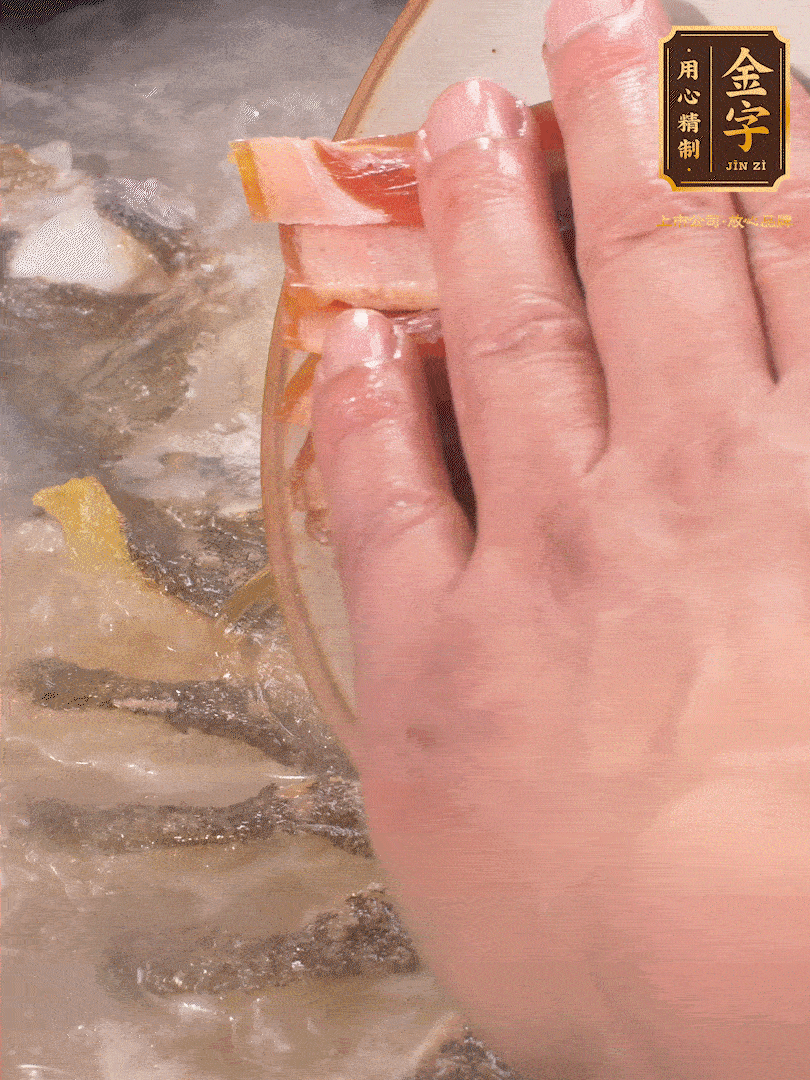 將煎好的魚(yú)，倒入三大碗開(kāi)水。大火煮開(kāi)后放入1個(gè)蔥結(jié)、2片姜片和1勺料酒和火腿片