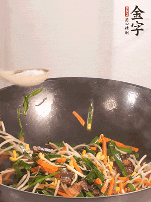 炒合菜：金字醬油肉、綠豆芽、韭菜