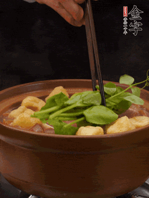 加筒骨煲的經(jīng)典配菜：金字土香腸、油豆腐、千張蓋上蓋子燜一會兒，耐心等候10分鐘。