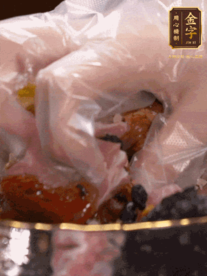 排骨洗凈后（蠔油、生抽、老抽、鹽、糖、淀粉、豆豉、蒜蓉、姜絲）腌制30分鐘