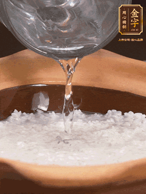 砂鍋底部刷一層油，加入大米和開水，水高1cm,大火燒開后轉(zhuǎn)中火煲5分鐘，到水微收干