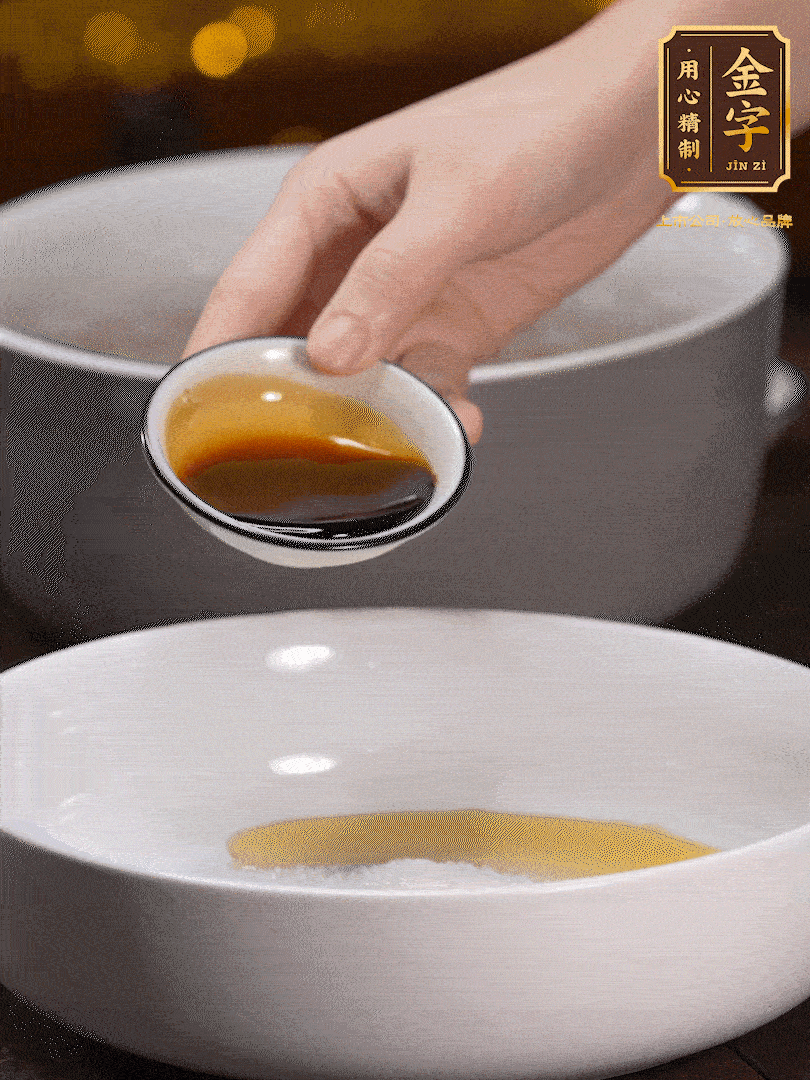 金字鹵牛肉切片，黃瓜切絲