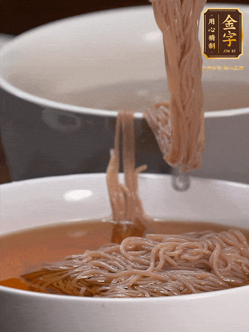 蘋果醋，一點(diǎn)鹽、糖、醬油，兌入涼白開(kāi)水調(diào)成簡(jiǎn)易冷面湯，放水箱冷藏