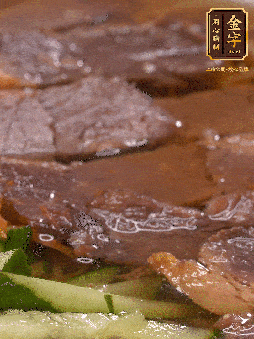 養(yǎng)麥冷面，涼水中清洗浸泡5分鐘，沸水中煮3分鐘，涼水漂洗沖涼