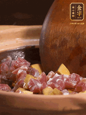 熱油下蒜片，倒入香腸丁、牛肝菌丁翻炒出香味