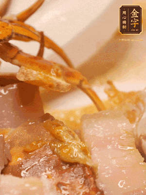 顏色變紅時，放蔥結(jié)、姜片煸香，再放咸肉、茭白、毛豆翻炒