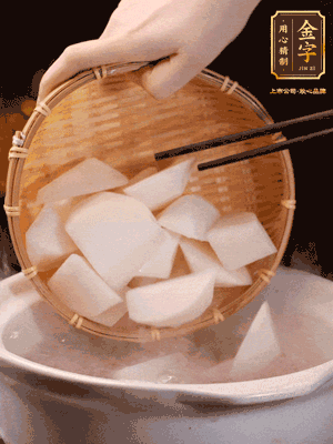 大火煮開后，轉(zhuǎn)中小火燉40分鐘，挑出蔥結(jié)，再下蘿卜燉20分鐘