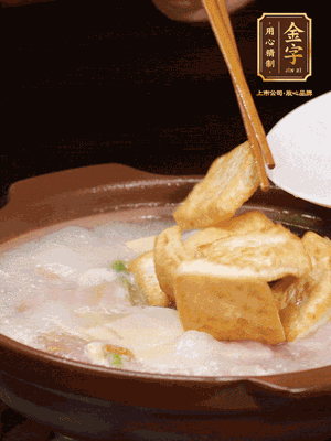 倒入開水大火煮開，轉(zhuǎn)中小火放咸肉，放一點(diǎn)點(diǎn)糖、味精慢燉10分鐘
