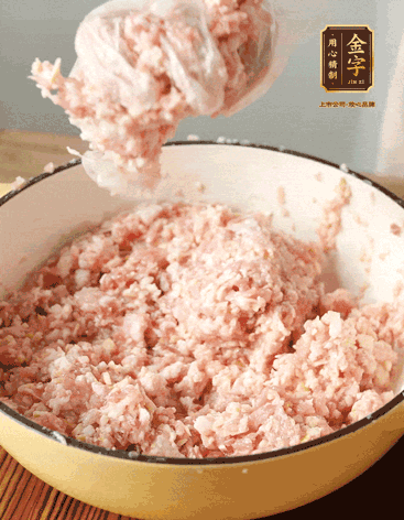 肉丁、咸肉丁、一丟丟鹽、料酒拌勻，反復(fù)摔打上勁。接著加入1兩蔥姜水，反復(fù)拌勻摔打上勁。前后共加3遍。3遍后筍丁，接著反復(fù)摔打上勁。最后加入1個(gè)蛋清、3茶匙生粉拌勻摔打上勁