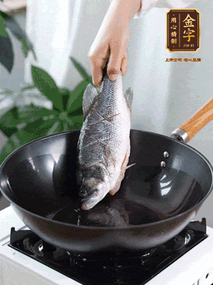 熱油，加1大勺豬油、姜片，再下鱸魚，煎至定型后翻面。（加點豬油，燉出的魚湯更容易變?yōu)榍逅哪贪咨?。?>
					</div>
					<span>步驟 3/6</span>
					<p>熱油，加1大勺豬油、姜片，再下鱸魚，煎至定型后翻面。（加點豬油，燉出的魚湯更容易變?yōu)榍逅哪贪咨?。?/p>
				</li><li>
					<div   id=