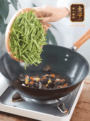 熱油煸香蒜末、姜粒、小米辣，再下臘肉煸炒出香味