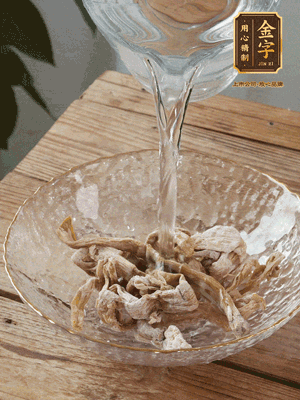 筍干提前泡發(fā)1晚切段，冬瓜去皮切塊。