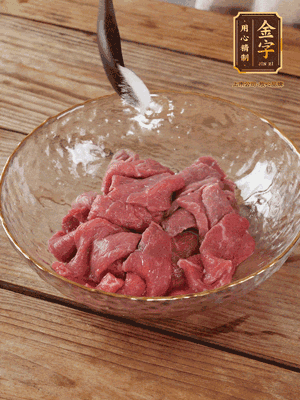 牛肉切丁，加黑胡椒海鹽、橄欖油腌10分鐘