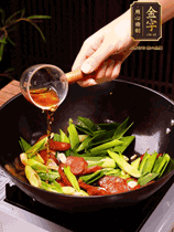 下蒜苗炒軟，沿鍋邊烹入一勺料酒，加醬油、蠔油、白糖調(diào)味炒勻