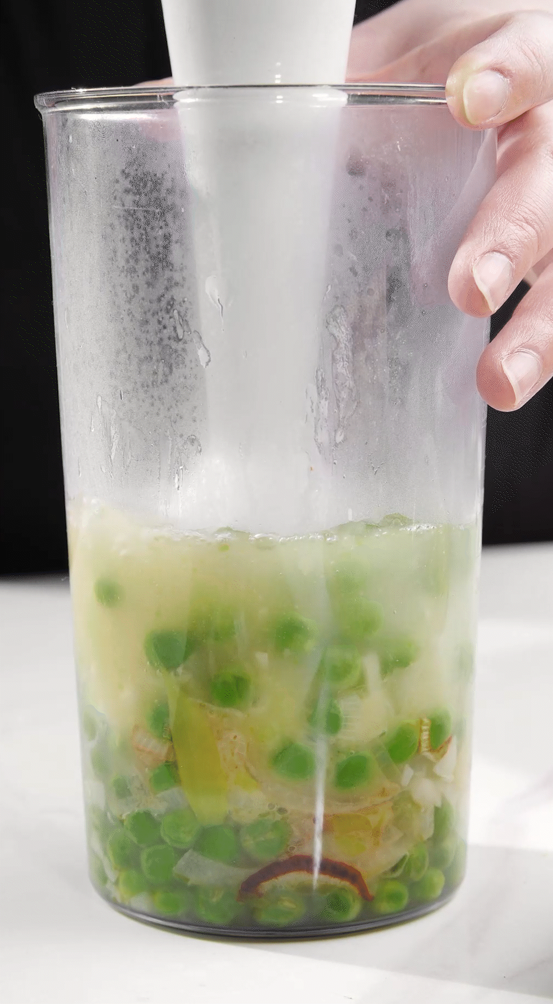 炒好的蔬菜+高湯或熱水，倒入破壁機攪打細膩絲滑即可。