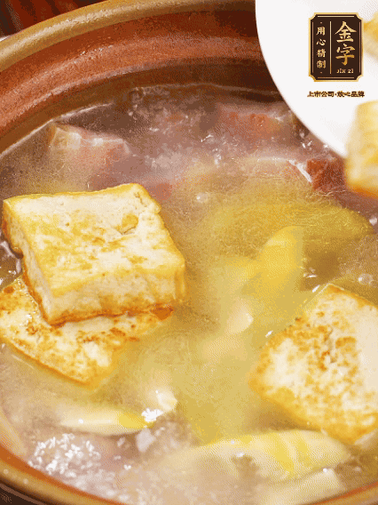再放豆腐燉煮10分鐘，加豆瓣繼續(xù)煮2分鐘